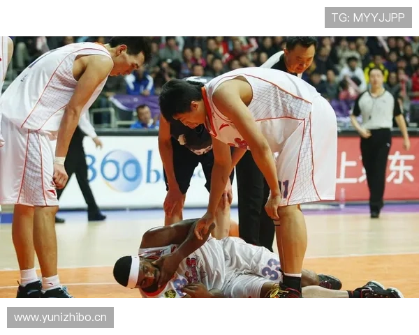 争议频发!对手肘击踩踏队医遭阻救 争议频发!对手肘击踩踏队医遭阻救